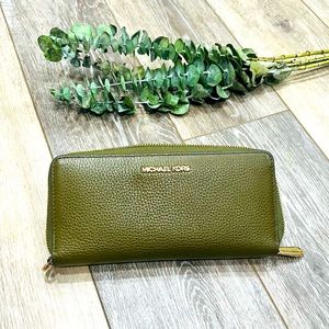 NWOT Michael Kors zippy wallet long🥒army green leather/gold holds 16 cards🪷